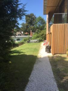 einen Garten mit einem Weg neben einem Haus in der Unterkunft Loft-Apartment - Bestlage am Kurpark mit Terrasse - kostenloses Parken - Küche - Netflix - Waschmaschine in Wiesbaden