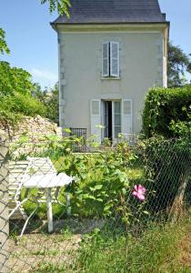 uma casa branca com uma cerca à frente. em Appartements détente & nature - Domaine de La Thiau em Briare