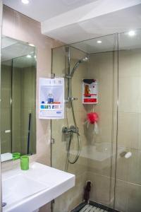 La salle de bains est pourvue d'une douche et d'un lavabo. dans l'établissement BAGATELLE STUDIO GUELIZ, à Marrakech