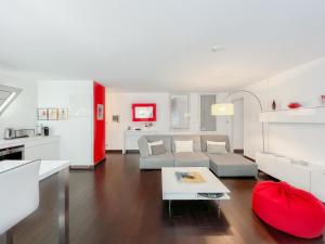 een woonkamer met een bank en een tafel bij Appartement 2 chambres avec Terrassse en Hyper centre in Bordeaux
