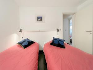 two beds in a room with pink sheets at Appartement 2 chambres avec Terrassse en Hyper centre in Bordeaux