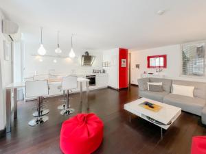 a living room with a couch and a table at Appartement 2 chambres avec Terrassse en Hyper centre in Bordeaux