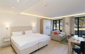 宾茨Baltic的卧室里有一张大白床和一张沙发。