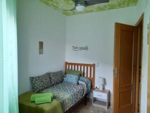 ein kleines Schlafzimmer mit einem Bett und einem Tisch in der Unterkunft Alojamiento Castelar in Sotillo de la Adrada