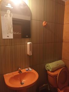 Ett badrum på RIXAA Hotels