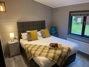 Ein Bett oder Betten in einem Zimmer der Unterkunft L14 - Riverside Penrhyn Lodge