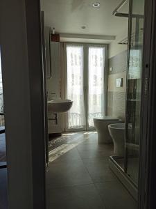 A bathroom at La gemella