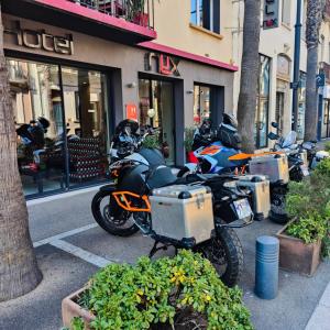 un groupe de motocycles garés devant un magasin dans l'établissement Nyx Hôtel Indépendant, à Perpignan