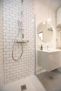 a white bathroom with a shower and a sink at Appartement T2 hyper centre à Périgueux 1 chambre Lou Chabrol in Périgueux +6 photos