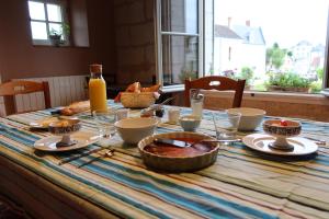 a table with food and drinks on top of it at Près des châteaux de la Loire et du zoo de Beauval in Céré-la-Ronde +13 photos