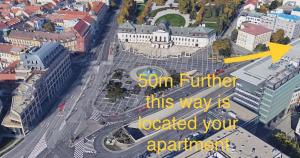 Vue aérienne d'une rue de la ville avec une flèche jaune dans l'établissement Tiffany Apartment in the City Center, à Bratislava