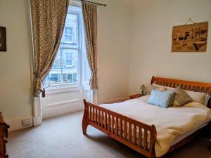 Giường trong phòng chung tại Huge 4 Bed Apt - Perfect Base to Explore The Borders
