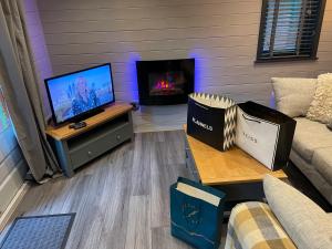 TV at/o entertainment center sa L02 - The Penrhyn Spa with Hot Tub