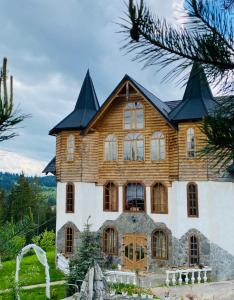 Villa Maria في يابلونيتسيا: منزل خشبي كبير مع سقف