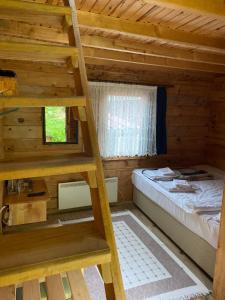 a bedroom with a bunk bed in a log cabin at Pilita Bungalov&Rest in Ayder Yaylasi