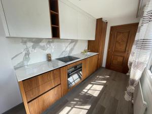 a kitchen with white cabinets and a counter top at Moderne einzigartige Wohnung in Altdorf in Altdorf