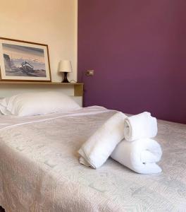 um quarto de hotel com uma cama com toalhas em Amica em Salsomaggiore Terme