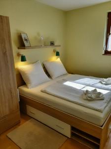 Llit o llits en una habitació de Bodzafa Apartman