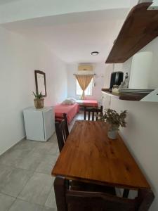 La Escala في كورينتس: غرفة معيشة مع طاولة وغرفة نوم