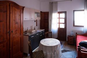 Kuchyňa alebo kuchynka v ubytovaní 2- posteľová izba s kúpeľňou RIŠKO v PENZION TRSTENÁ