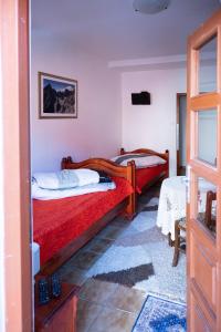 מיטה או מיטות בחדר ב-2- posteľová izba s kúpeľňou RIŠKO v PENZION TRSTENÁ