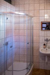 y baño con ducha y lavamanos. en 2- posteľová izba s kúpeľňou RIŠKO v PENZION TRSTENÁ, en Trstená