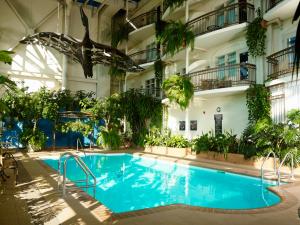 Bazén v ubytování Hotel L'Oie des neiges nebo v jeho okolí