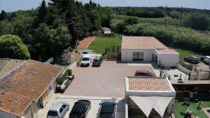 - une vue aérienne sur un parking à côté d'une maison dans l'établissement Charmant logement avec jacuzzi, à Salon-de-Provence