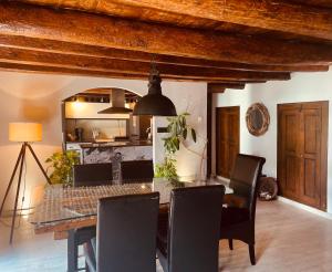 Casa Valle Duplex de montaña في بانتيكوسا: غرفة طعام مع طاولة وكراسي خشبية