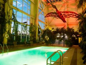 Bazén v ubytování Hotel L'Oie des neiges nebo v jeho okolí