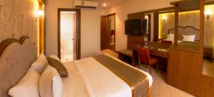 Al-Borg Al-Watheer Serviced apartments的电视和/或娱乐中心