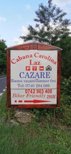 un cartello sul ciglio di una strada di Cabana Carolina a Laz