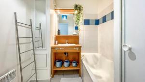 Salle de bains dans l'établissement HOMEY CYCY - NEW / Free Parking / Hyper-centre / Proche Genève