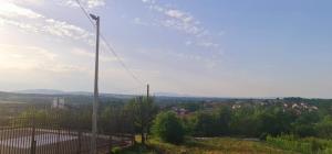 a street light sitting on top of a hill at Aprtmani "M" br4 in Topola