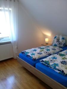 1 Schlafzimmer mit 2 Betten und einem Fenster in der Unterkunft Ferienwohnung am See, Hage / Norddeich in Hage