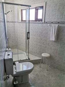 Vonios kambarys apgyvendinimo įstaigoje Quinta do Retiro