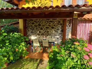 A garden outside La casita de las flores