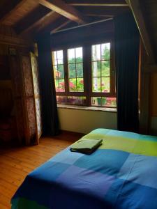 A bed or beds in a room at La casita de las flores