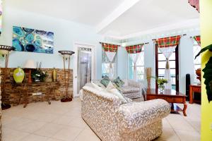 Area tempat duduk di BeachFront Villa