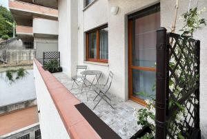 - un balcon avec une table et des chaises dans un bâtiment dans l'établissement Apartment Marco, à Teramo