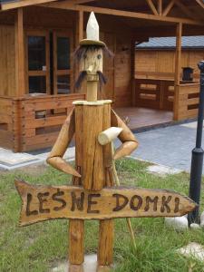 un cartel de madera que diga menos que yo no en Radawa Leśne Domki - Leśny domek, en Radawa