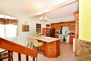 Dapur atau dapur kecil di BeachFront Villa