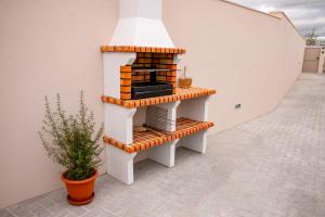 a small brick oven on the side of a building at Palmira's - relaxing countryside house in Batalha in Batalha