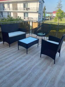 Rõdu või terrass majutusasutuses Hotel Crown