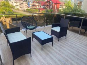Rõdu või terrass majutusasutuses Hotel Crown