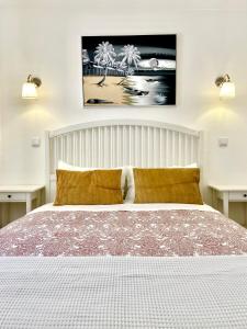 ein Schlafzimmer mit einem Bett und zwei Nachttischen in der Unterkunft Pirata Milfontes Guest House in Vila Nova de Milfontes