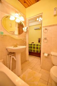 Kamar mandi di BeachFront Villa