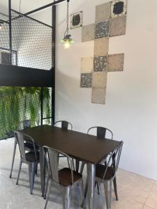 una sala da pranzo con tavolo e sedie neri di 夏至文旅 Midsummer Guest House a Magong
