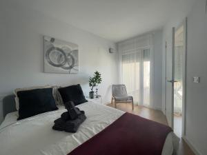 um quarto com uma cama com um par de sapatos em Canet De Berenguer, Playa Apto con 2 habitaciones em Valência