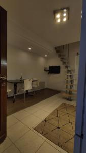 une chambre avec une table, des chaises et un escalier dans l'établissement Apartment Sidro, à Cres